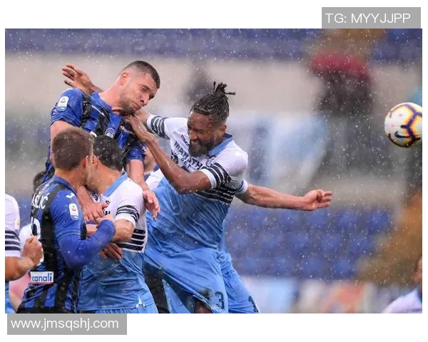 白云下的奇迹足球明星意外现身引发热议与欢呼 白云下的奇迹足球明星意外现身引发热议与欢呼