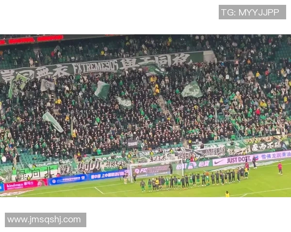 足球明星亲临看台与球迷互动热情打招呼引发全场欢呼声