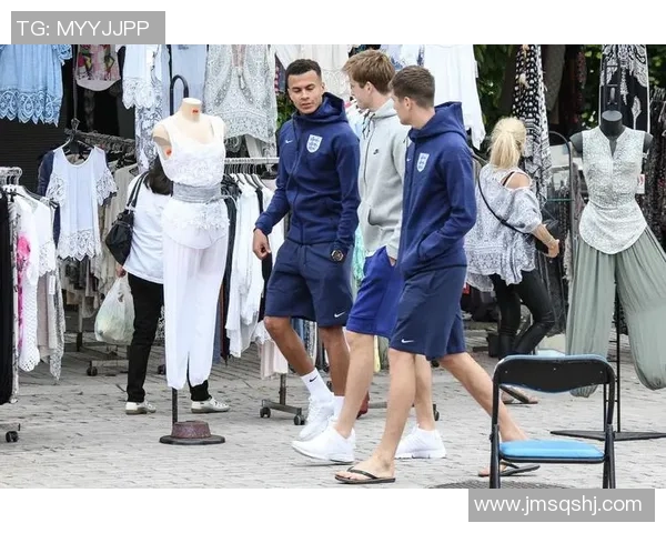 足球明星街头闲逛引发球迷围观热潮瞬间成焦点 足球明星街头闲逛引发球迷围观热潮瞬间成焦点